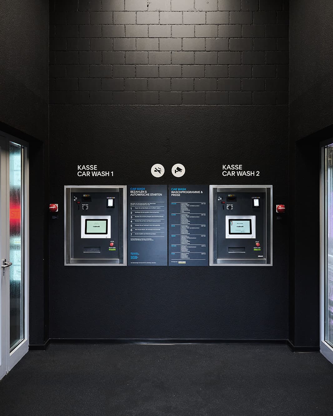 Zwei Kassenautomaten für Car Wash 1 und 2 mit Übersicht der Waschprogramme bei The Yards in Rümlang.