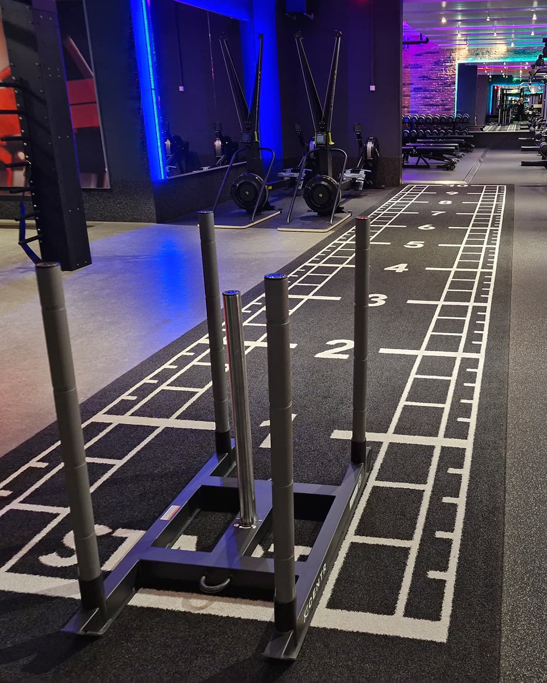 Functional-Training-Zone mit Gewichtsschlitten und markierter Trainingsbahn im clever fit bei The Yards.