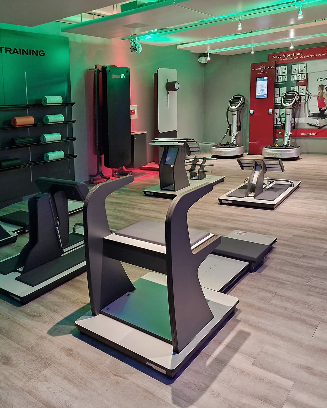Power-Plate-Trainingsbereich mit Vibrationsplatten und Trainingsgeräten im clever fit bei The Yards.