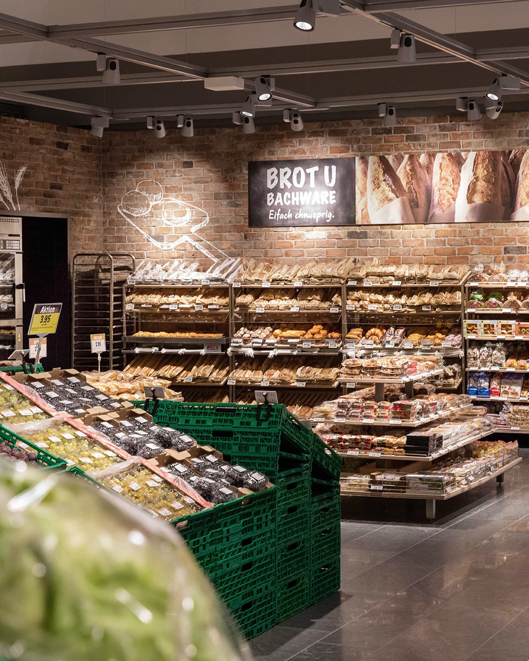Brot und Backwaren in den Verkaufsregalen des Coop Supermarkts bei The Yards in Rümlang.