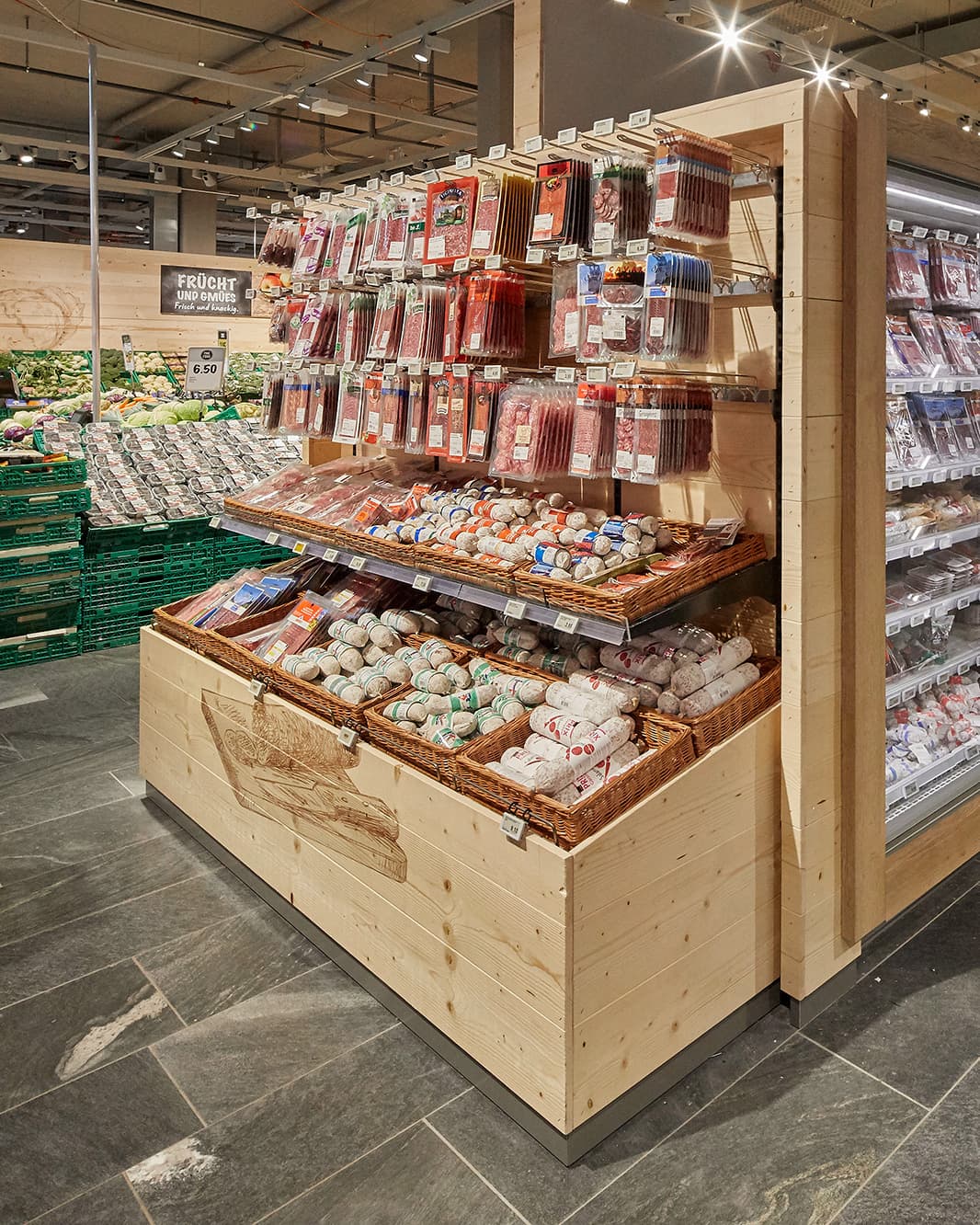 Auswahl an Charcuterie und Wurstwaren in der Lebensmittelabteilung des Coop Supermarkts bei The Yards.