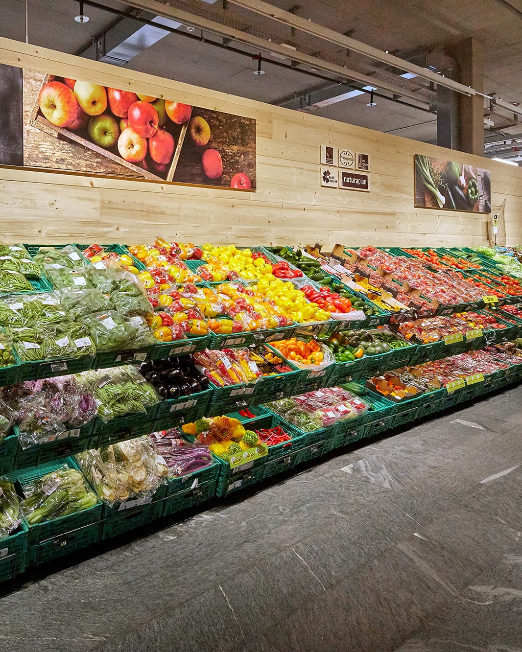 Bunte Auswahl an frischem Gemüse und Früchten in der Coop Frischeabteilung bei The Yards in Rümlang.