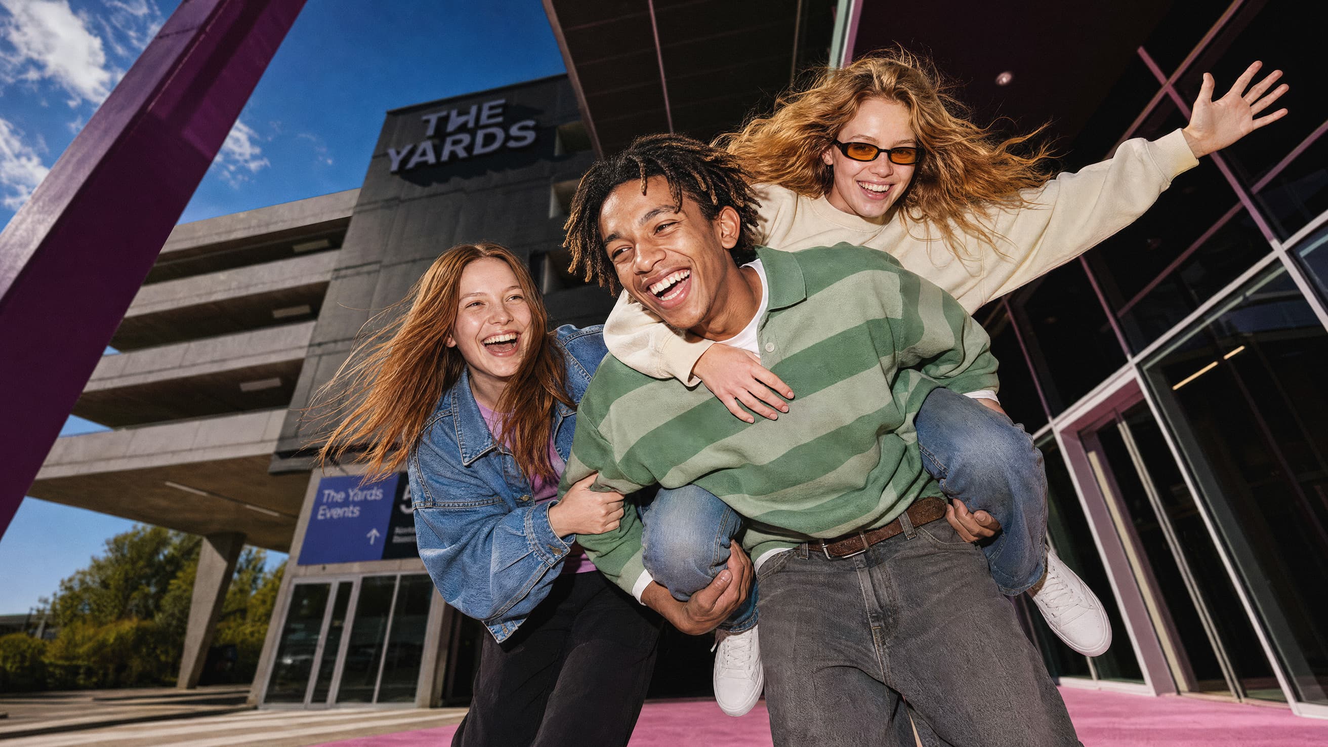 Friends vor dem Gebaeude von The Yards