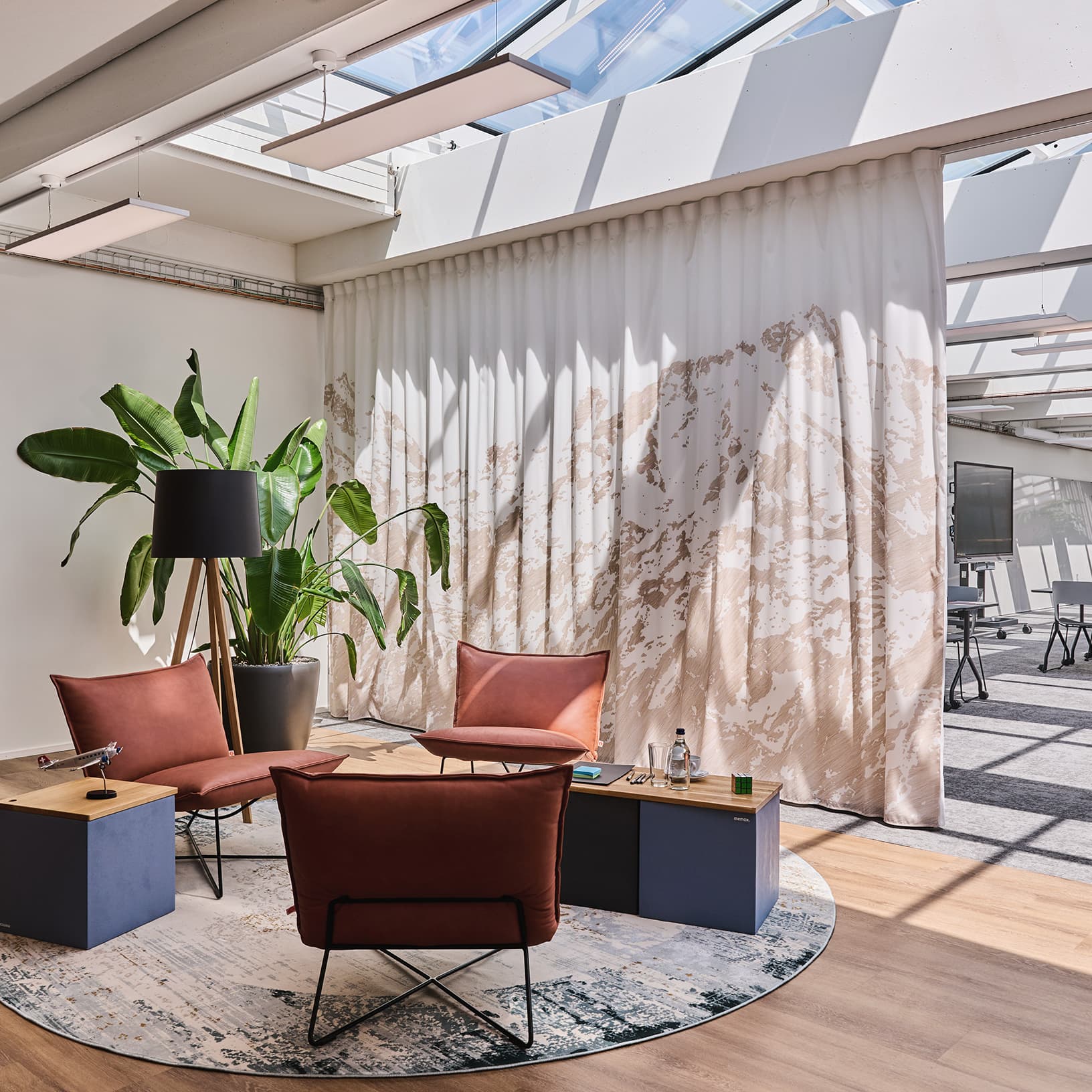 Lounge mit rosafarbenen Sesseln, Beistelltischen und Vorhängen in The Yards Events.
