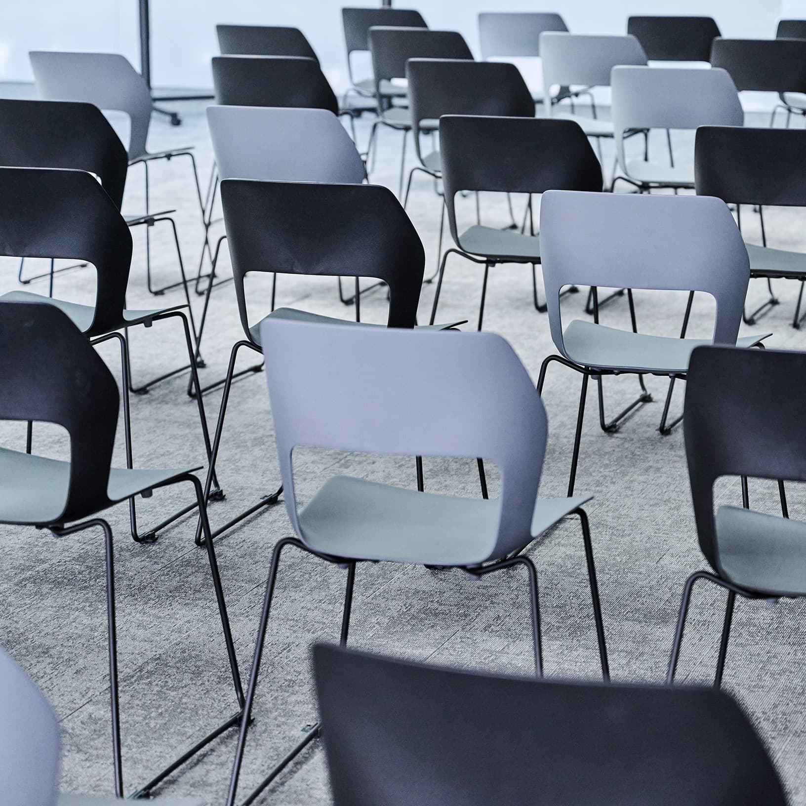 Detailansicht der flexiblen Reihenbestuhlung mit schwarzen und grauen Stühlen bei The Yards Events.