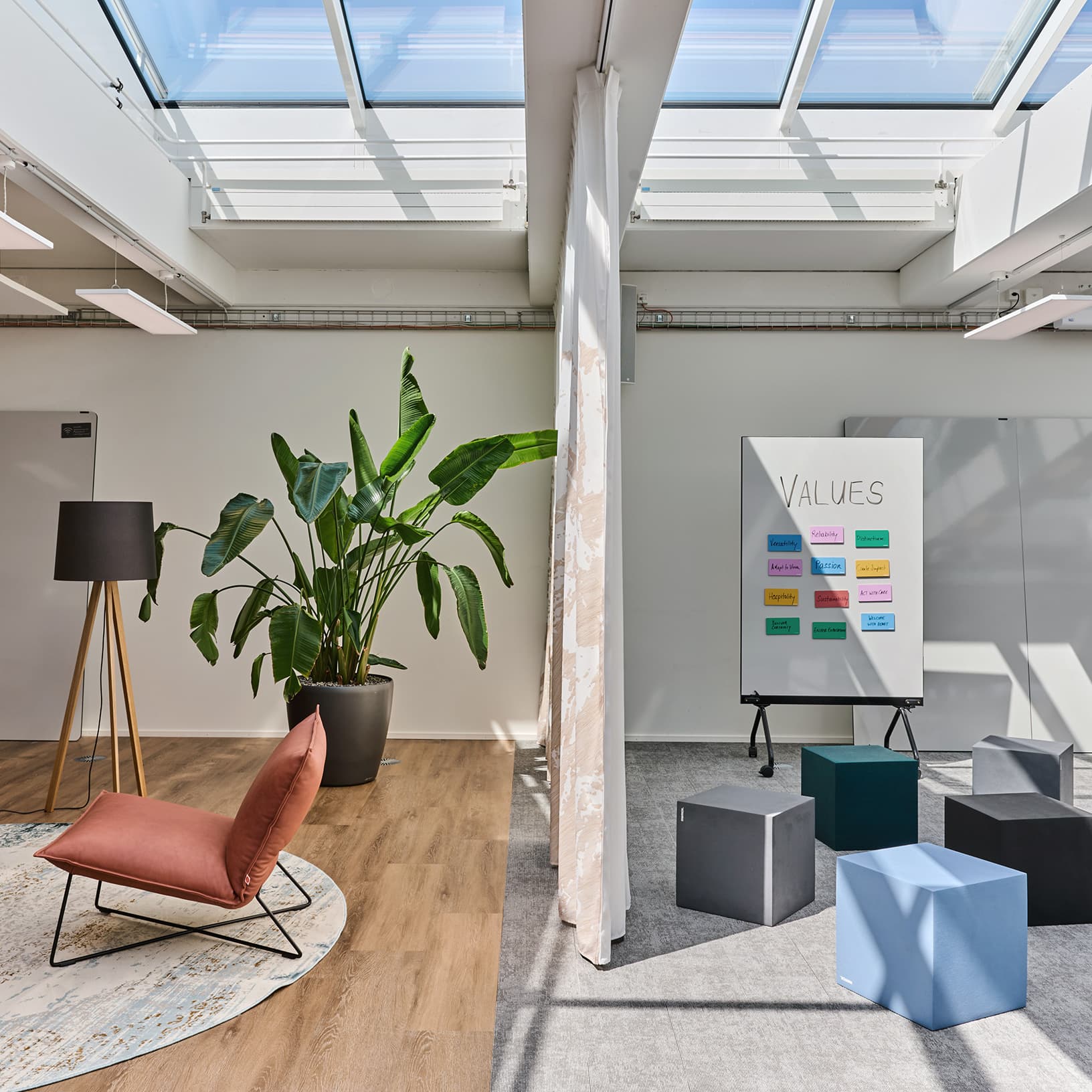 Flexible Raumaufteilung mit Vorhang, Loungezone und Workshopbereich bei The Yards Events.