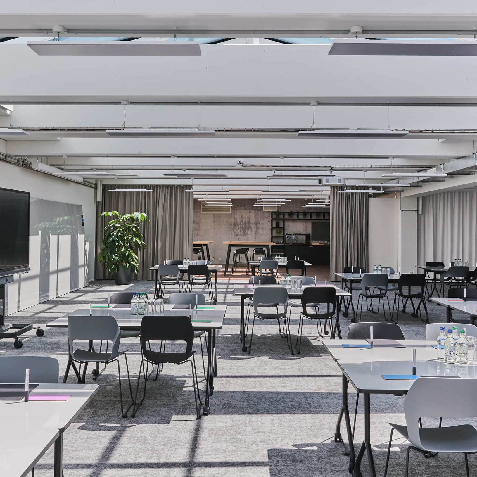 Grosszügiger Seminarraum mit Gruppentischen, Arbeitsmaterialien und Tageslicht bei The Yards Events.