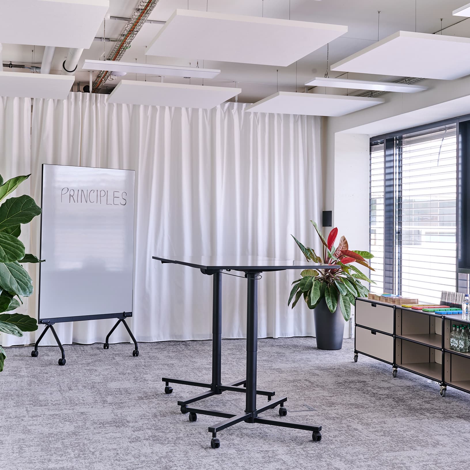 Heller Workshopbereich bei The Yards Events mit Stehtischen, Getränke-Station und grossen Fenstern.