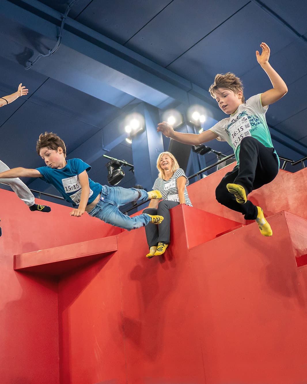 Zwei Jungen springen von roten Plattformen in der Trampolinhalle des Flip Lab bei The Yards.