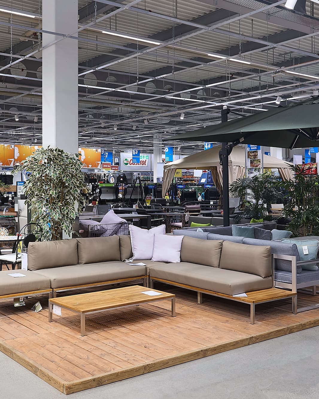 Beigefarbene Loungesofas und Holztisch in der Gartenmöbelausstellung von JUMBO bei The Yards in Rümlang.