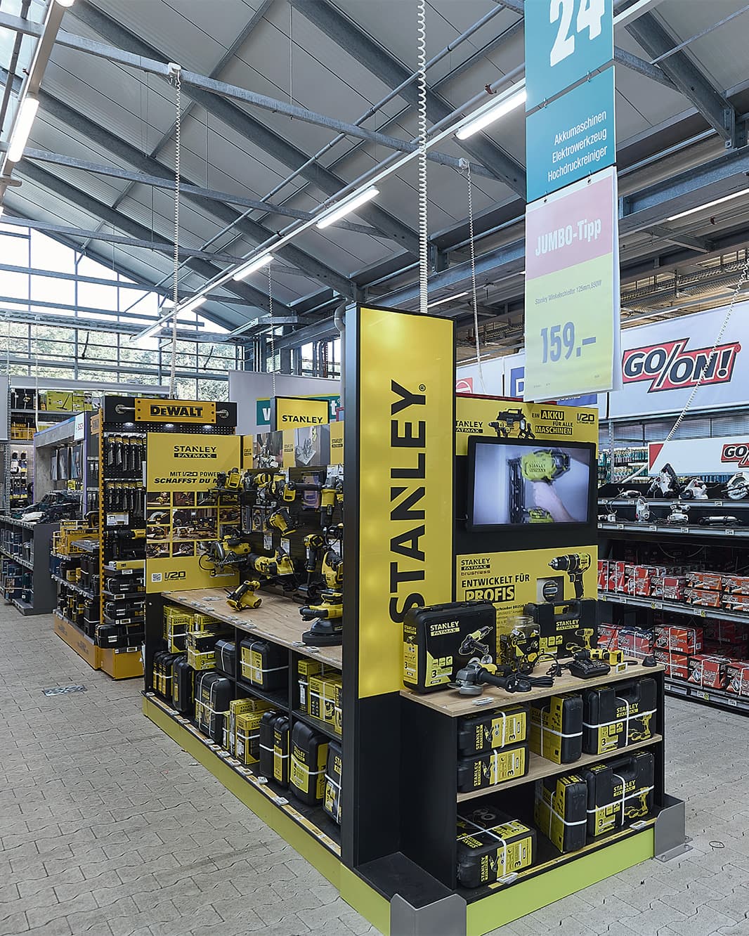 STANLEY-Akkumaschinen und Elektrowerkzeuge in der Werkzeugabteilung von JUMBO bei The Yards in Rümlang.