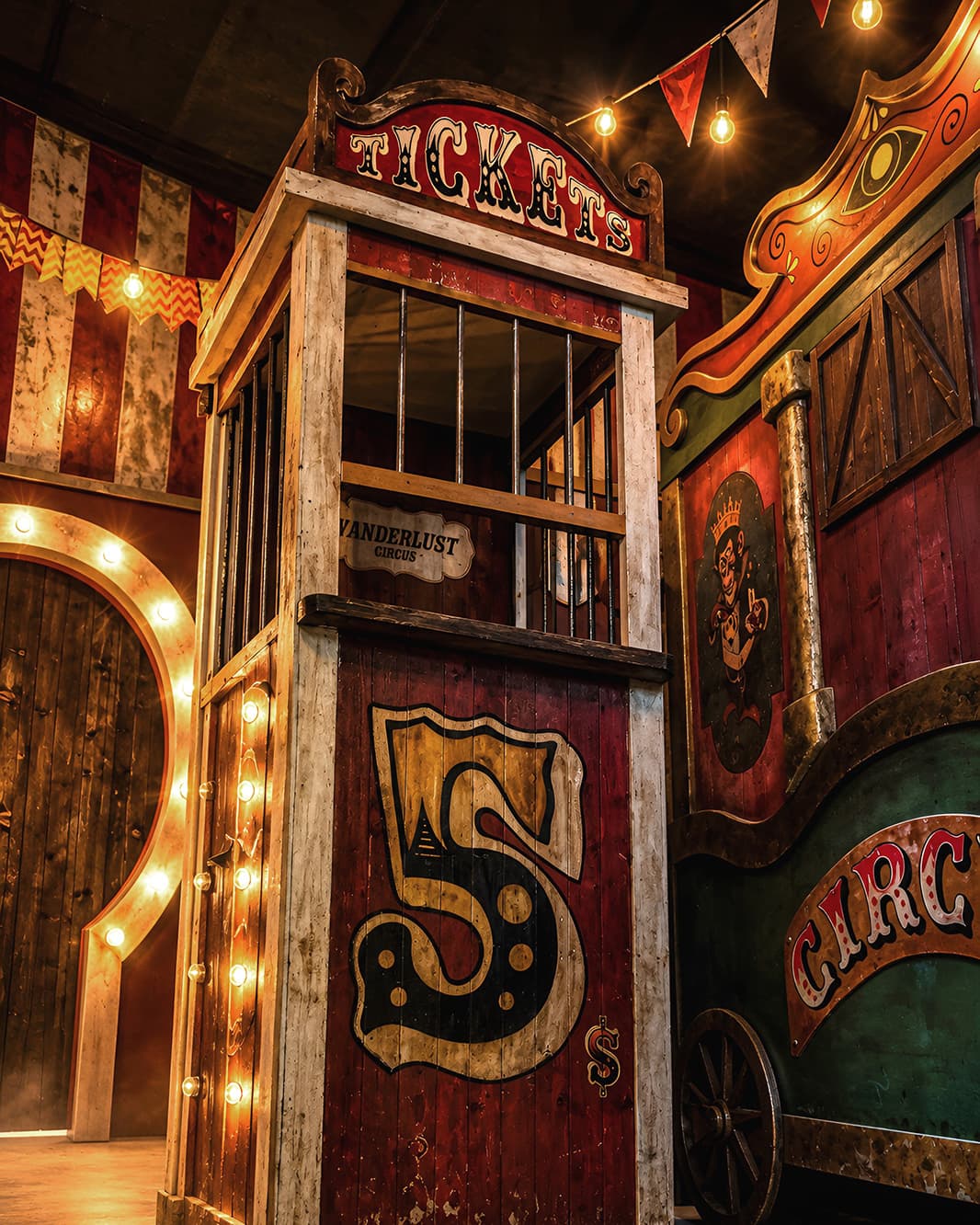 Historischer Zirkus-Ticketstand mit Lichterketten und bunter Kulisse im Horror Circus bei Mission Escape Zürich.
