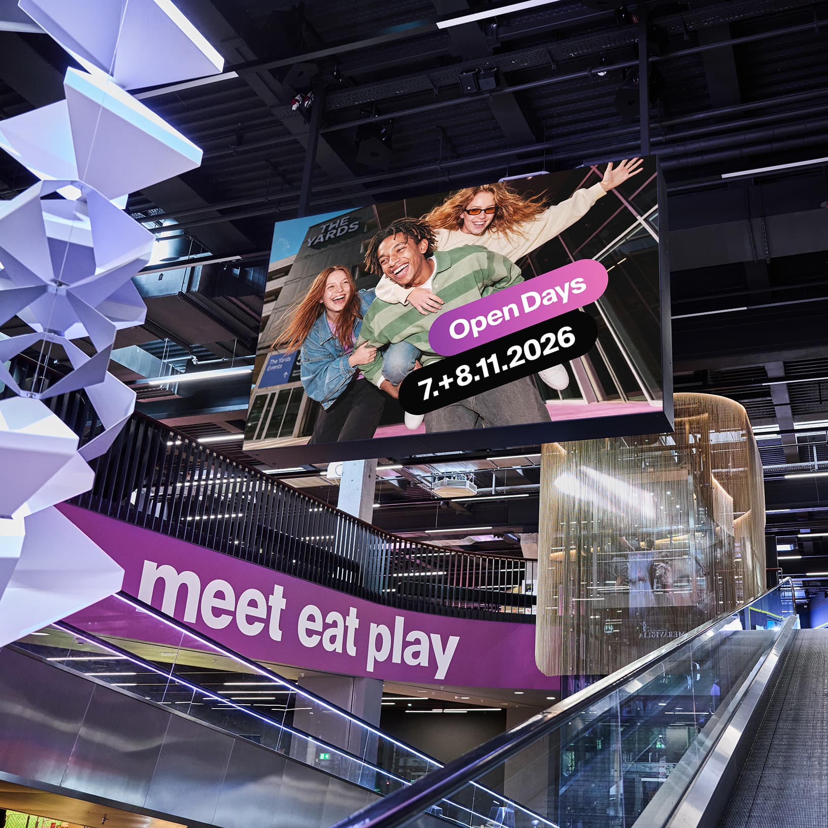 Grosses digitales Werbemotiv zu den The Yards Open Days am 7. und 8. November 2026 über dem Innenbereich mit «meet eat play»-Schriftzug.