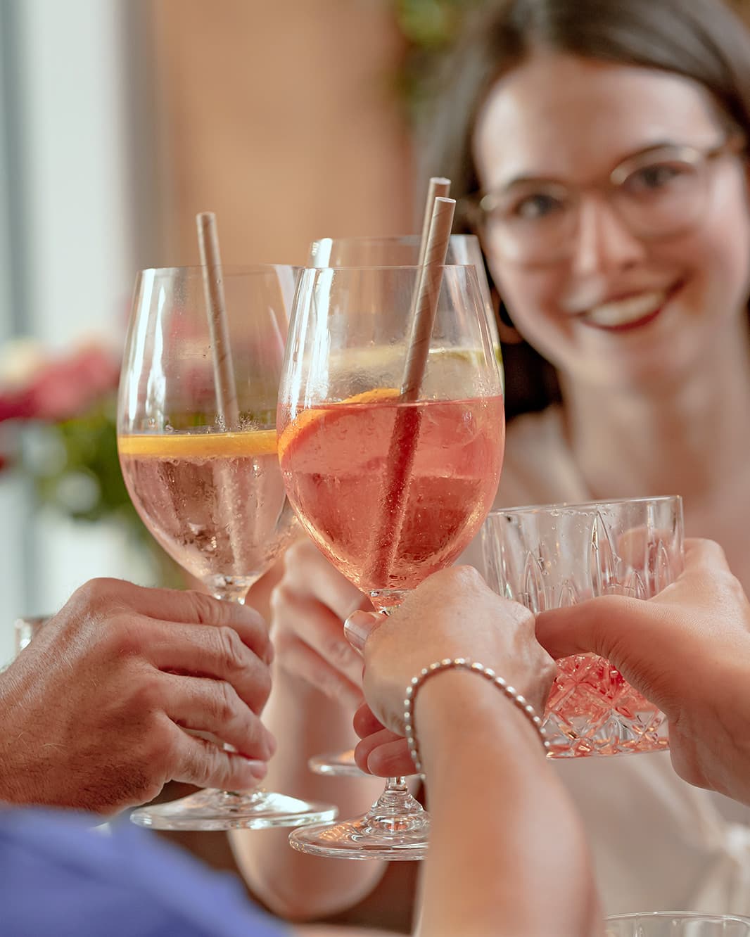 Gäste stossen mit farbigen Aperitivo-Getränken im Ristorante Piazza Meraviglia bei The Yards in Rümlang an.