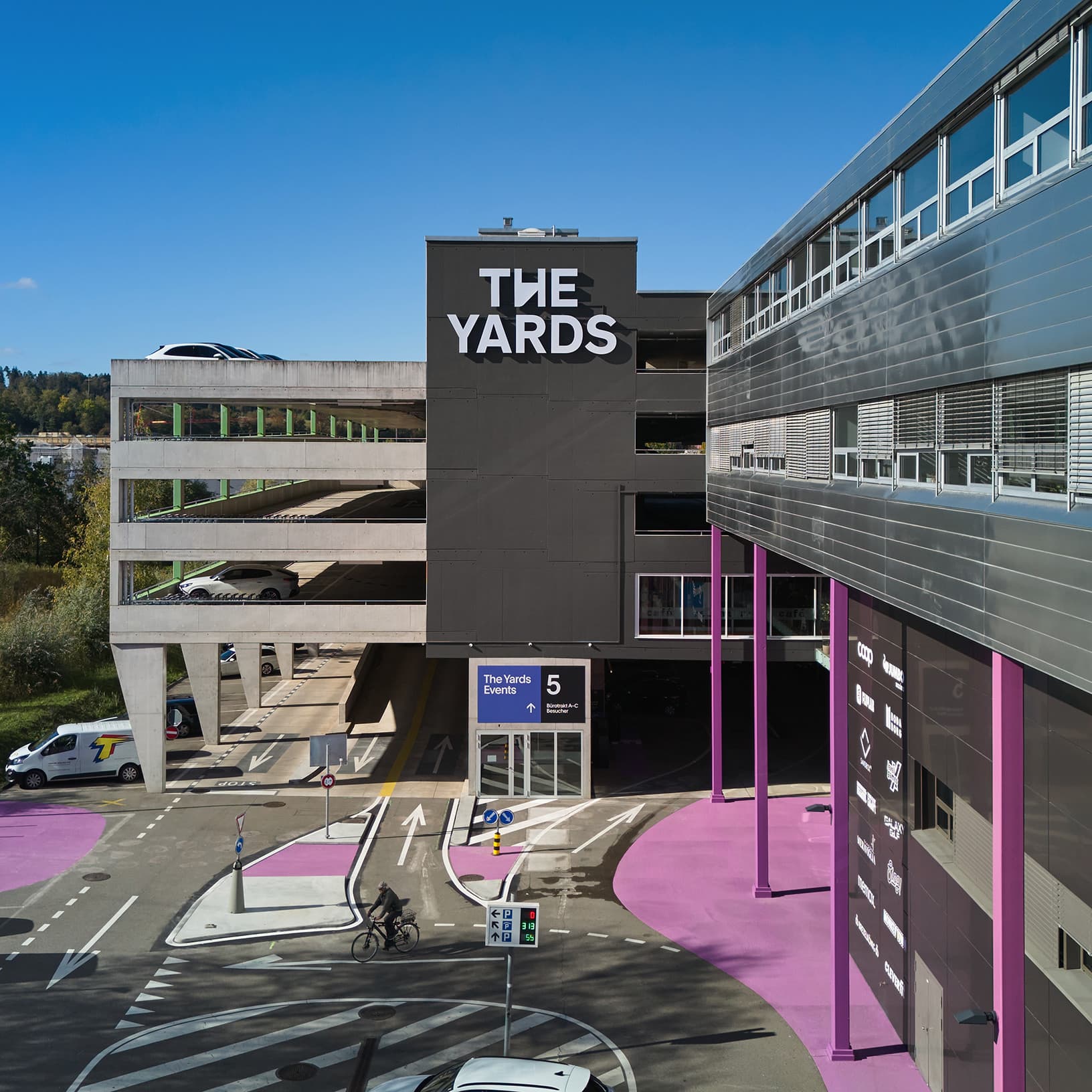 The Yards Ruemlang Aussenbereich mit Parkhaus Zufahrt.