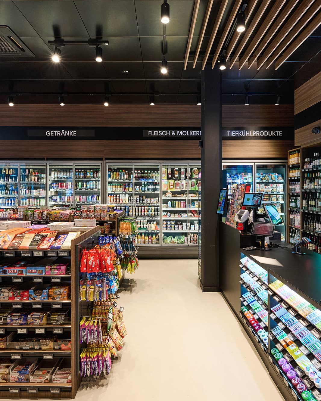 Verkaufsregale mit Snacks, Getränken und gekühlten Lebensmitteln im Shop & Café bei The Yards in Rümlang.
